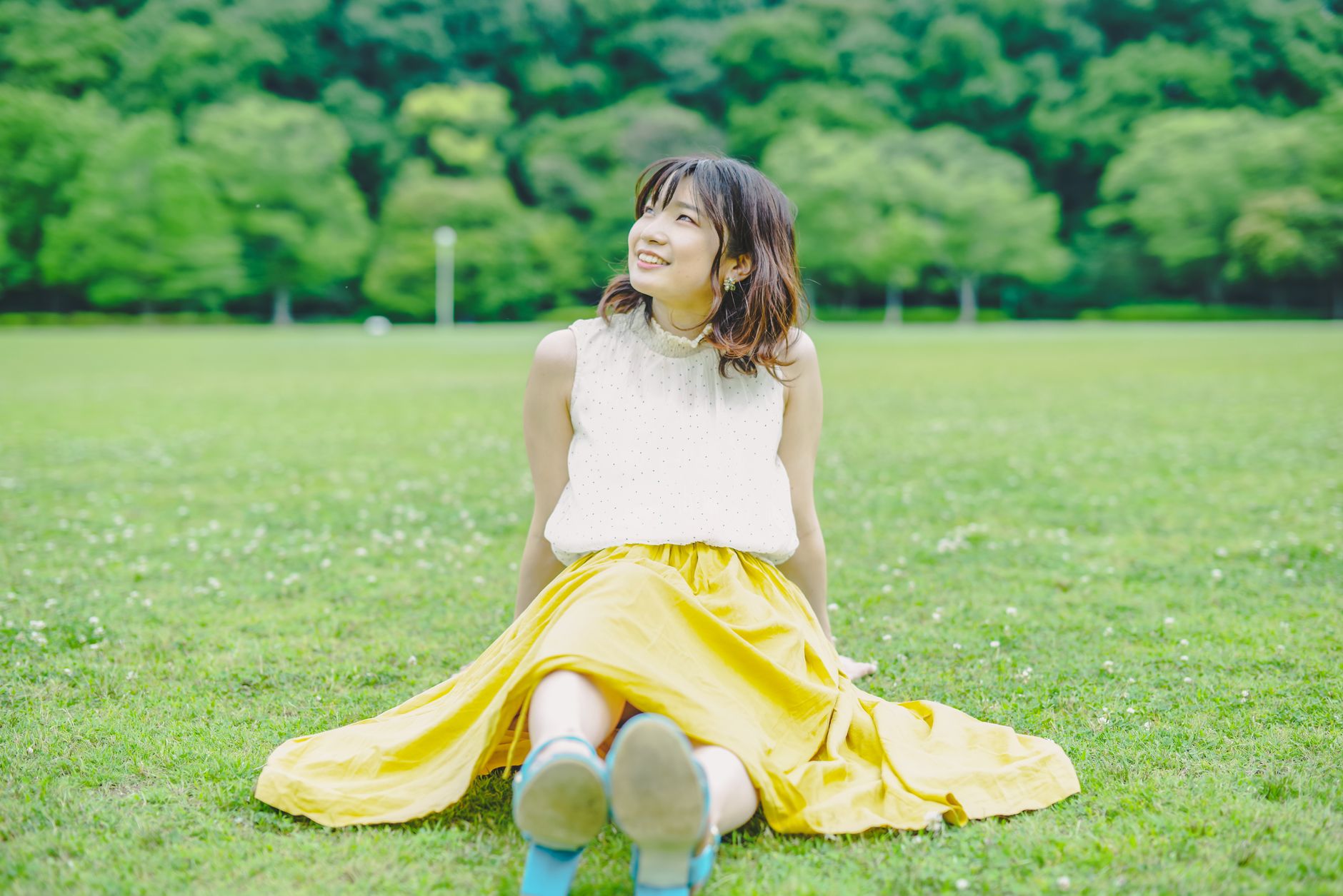 仕事から帰宅した30代の母親が、シンクに溜まった食器とリビングに散らかったおもちゃを前に、疲れた表情で立ち尽くしている家庭の風景。夕方の自然光